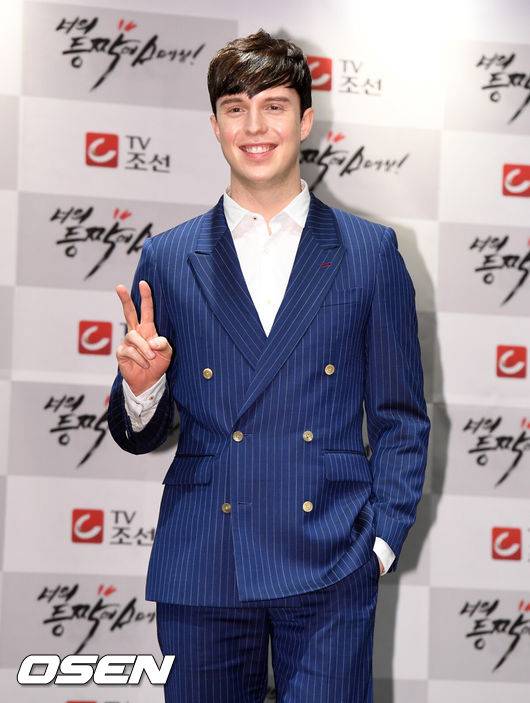 [OSEN=지형준 기자] 27일 오후 서울 태평로 코리아나호텔에서 열린 TV조선 일일극의 역습 '너의 등짝에 스매싱' 제작발표회에서 배우 줄리안이 참석해 포즈를 취하고 있다. 불황 속 가장의 '사돈집 살이'가 주요 스토리 라인인 '너의 등짝에 스매싱'은 총 50부작으로, 오는 12월 4일 첫 방송 예정이다./jpnews@osen.co.kr