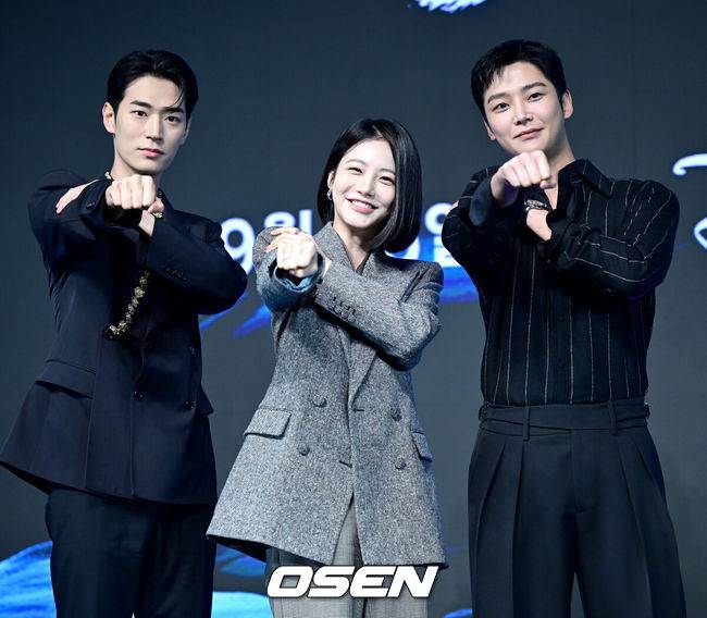 [OSEN=최규한 기자] 23일 오전 서울 논현동 엘리에나 호텔에서 디즈니+ 오리지널 시리즈 '탁류' 제작발표회가 열렸다.‘탁류’는 조선의 모든 돈과 물자가 모여드는 경강을 둘러싸고 혼탁한 세상을 뒤집고 사람답게 살기 위해 각기 다른 꿈을 꿨던 이들의 운명 개척 액션 드라마다.배우 로운-신예은-박서함이 포토타임을 하고 있다. 2025.09.23 / dreamer@osen.co.kr