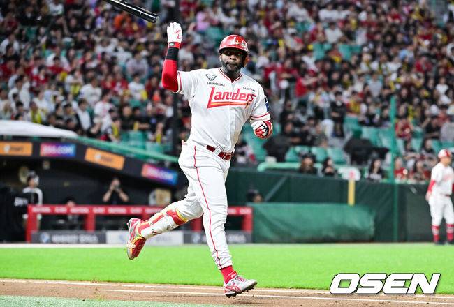 [OSEN=인천, 박준형 기자]  23일 오후 인천 SSG랜더스필드에서 ‘2025 신한 SOL BANK KBO리그’ SSG 랜더스와 KIA 타이거즈의 경기가 진행됐다.이날 경기에서 SSG은 김건우를, KIA가 김태형을 선발투수로 내세웠다.5회말 2사 1루 SSG 에레디아가 선취 2점 홈런을 날린뒤 방망이를 던지고 있다.  2025.09.23 / soul1014@osen.co.kr