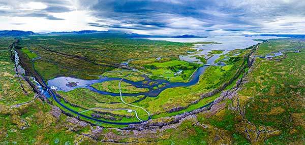 싱벨리어국립공원 지구에서 가장 활발한 지진대가 관통하는 아이슬란드 싱벨리어국립공원. 아래쪽 긴 협곡은 북아메리카판과 유라시아판 사이에 생긴 작은 '틈'이다. 사진 밥.