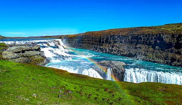 굴포스폭포의 여름. 빙하가 녹아 흘러가는 높이 32m의 3단 폭포. 폭포의 제국인 아이슬란드에서 인기 1, 2위를 다투는 폭포다. 폭포 주변은 화산재로 이루어진 토양이 척박하고, 바람이 심해 나무가 없다. 그 대신, 이끼와 풀들이 두껍게 바닥을 덮었다.