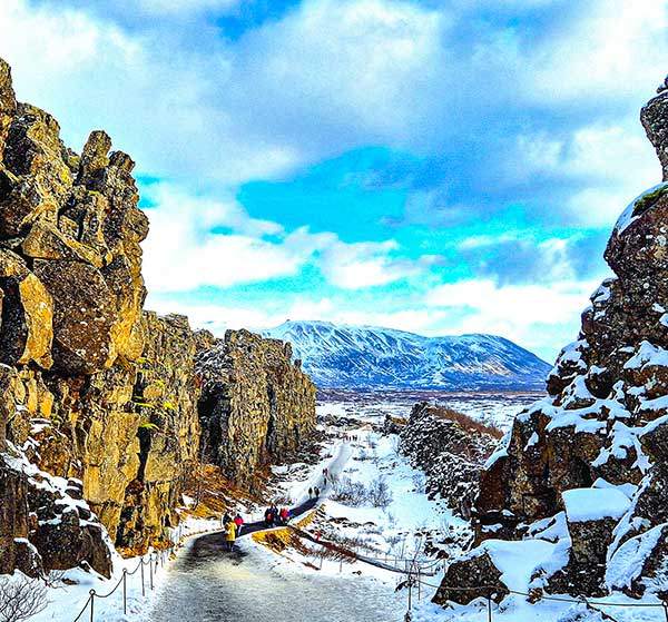 대륙을 가르는 협곡. 왼쪽은 북아메리카, 오른쪽은 유라시아 대륙이다. 다리를 양쪽에 걸치고 서서 두 대륙의 울림을 느껴본다. 1년에 2cm씩 벌어진다니, '두 대륙이 이 틈으로 숨을 쉬는 걸까'라는 생각이 든다.