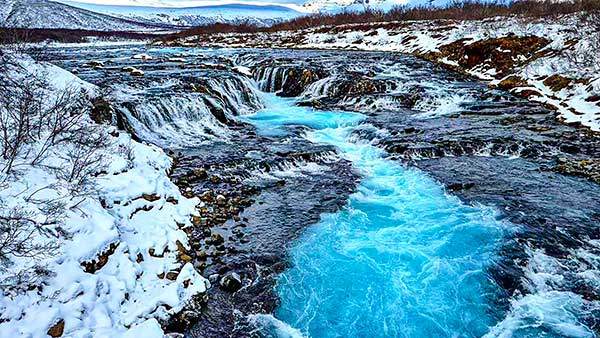 브루아르폭포Bruarfoss. 물빛이 유난히 푸르른 청록빛이라 아이슬란드에서 가장 푸른 폭포라고 불린다. 골든 서클 주변에 있지만, 사람이 많이 찾지 않아 한적한 분위기에서 야성적인 풍경을 감상할 수 있다. 사진 송병용
