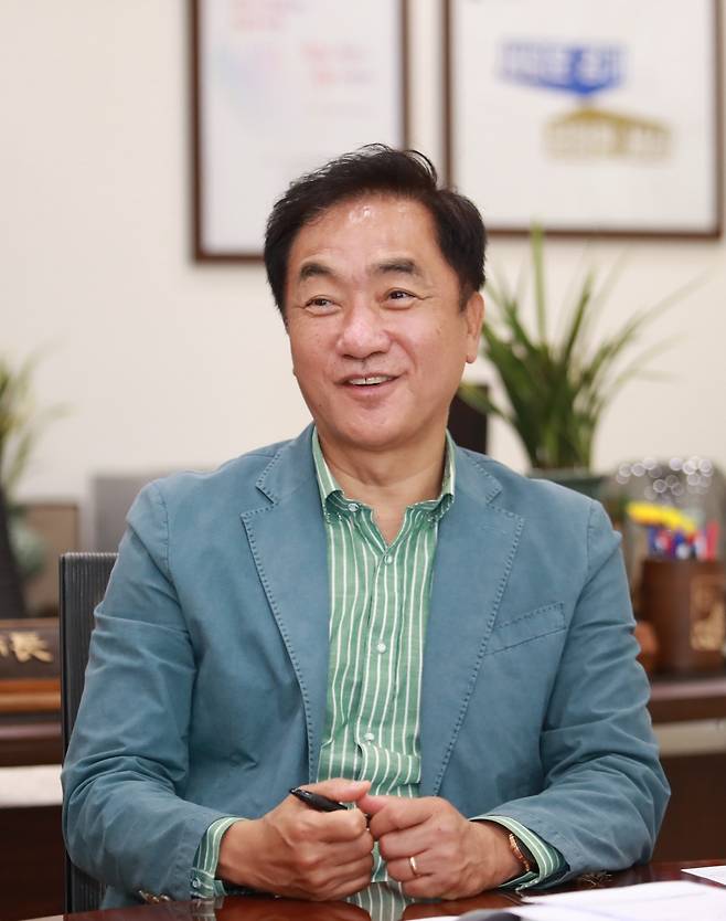 정장선 평택시장이 세계일보 인터뷰에서 환하게 웃고 있다. 평택시 제공