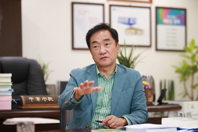 정장선 평택시장이 평택의 미래 가치에 대해 설명하고 있다. 평택시 제공