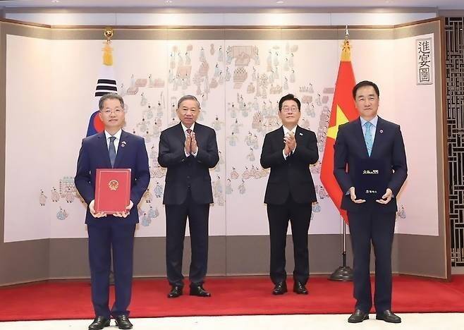지난달&nbsp;11일 한국-베트남 정상회담에 앞서 열린 ‘평택-다낭&nbsp;우호교류 합의서’&nbsp;교환식. 오른쪽부터 정장선 시장, 이재명 대통령, 또 럼 베트남 서기장, 응우옌 반 꽝 다낭시 당서기. 평택시 제공