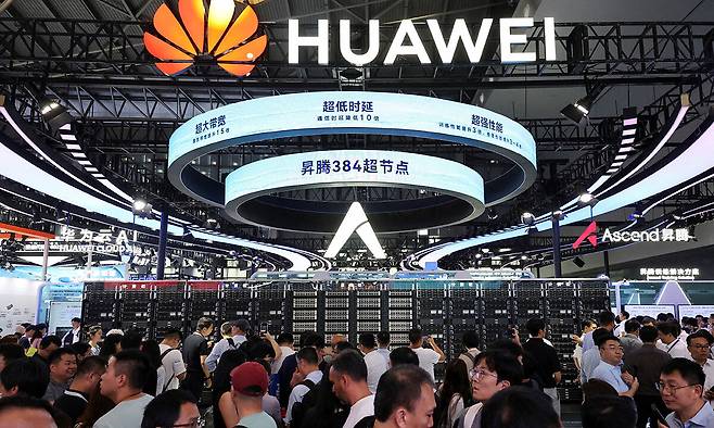 6월 중국 상하이에서 열린 ‘2025 세계 인공지능 콘퍼런스’에서 참가자들이 화웨이 부스를 방문하고 있다. 중국 통신장비 공룡 업체인 화웨이는 전 세계 폴더블폰(접는 스마트폰) 시장 점유율 1위에 오르는 등 삼성전자의 위협적인 경쟁자로 떠올랐다. 상하이=로이터연합뉴스