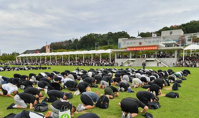 22일 해병대 교육훈련단에서 열린 신병 1322기 입영문화제에서 입영 장병들이 큰절을 올리고 있다. 해병대 제공