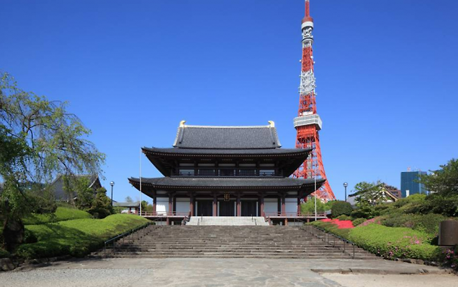 600년 역사의 사찰 ‘조죠지’(増上寺)에서는 사잘의 모습과 도쿄타워를 함께 카메라 앵글에 담을 수 있다. Go Tokyo 제공