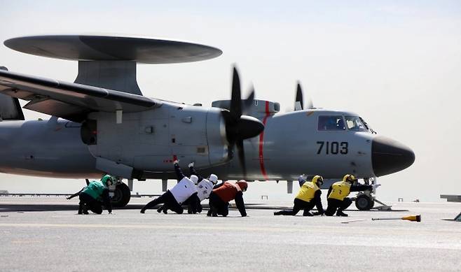 푸젠함에서 이륙을 준비 중인  KJ-600. 중국 인민해방군