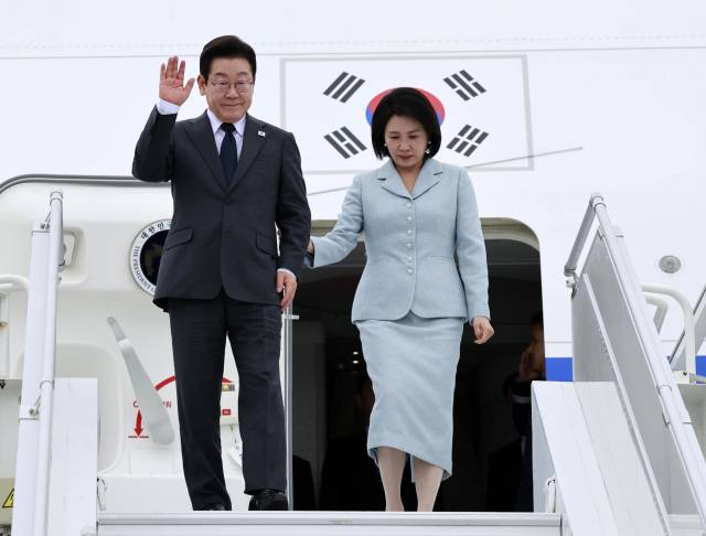 유엔총회 참석차 미국을 방문한 이재명 대통령과 김혜경 여사가 22일(현지시간) 뉴욕 JFK공항에 착륙한 공군 1호기에서 환영객에게 인사하고 있다. 연합뉴스