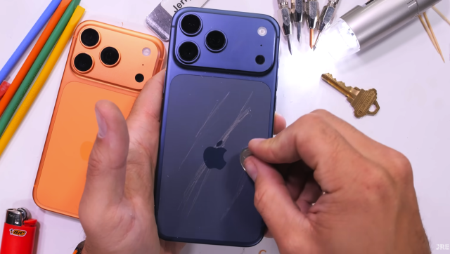 IT 유튜버 제리릭에브리띵(JerryRigEverything) 영상 캡처