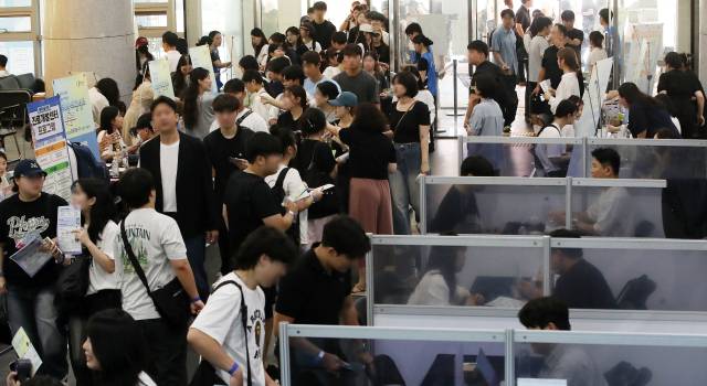 16일 부산 서구 동아대학교 부민캠퍼스 국제관에서 열린 '2025학년도 기업·채용정보 박람회'에서 구직자들이 채용 상담을 받고 있다. 사진은 해당 기사와 무관함. 뉴스1