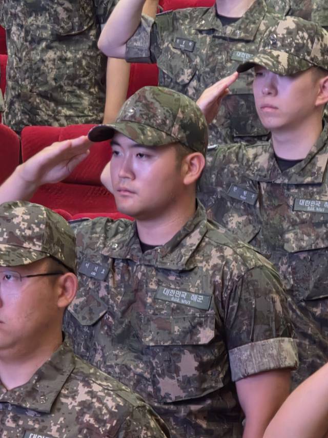 이재용 삼성전자 회장의 장남인 이지호씨(가운데)가 23일 창원 해군사관학교 웅포강당에서 제139기 해군사관후보생 입교식에서 경례하고 있다. 창원=서종갑기자