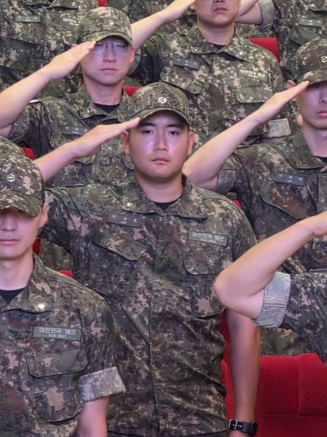 이재용 삼성전자 회장의 장남인 이지호씨(가운데)가 23일 창원 해군사관학교 웅포강당에서 제139기 해군사관후보생 입교식에서 경례하고 있다. 창원=서종갑기자