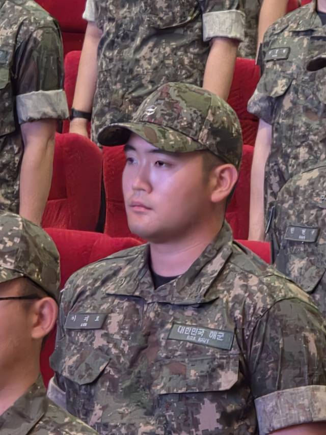 이재용 삼성전자 회장의 장남인 이지호씨가 23일 창원 해군사관학교 웅포강당에서 제139기 해군사관후보생 입교식을 치르고 있다. 창원=서종갑기자