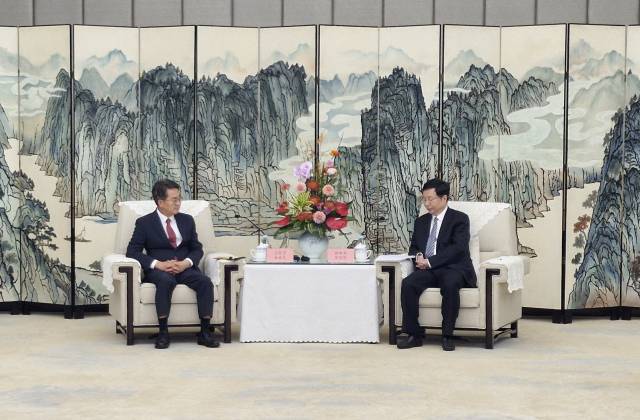 김동연 경기도지사(왼쪽)가 23일(현지시간) 오후 충칭시 우도호텔에서 후헝화 시장을 만나 동반성장을 위한 방안을 설명하고 있다. 사진 = 손대선 기자