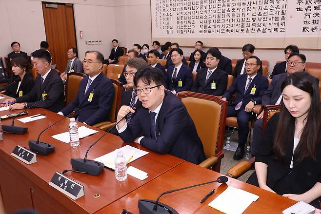 9월22일 국회 법제사법위원회에서 열린 검찰 개혁 입법청문회에서 '건진법사 관봉권 띠지 분실 사건'과 관련, 수사 담당 검사였던 최재현 서울남부지검 검사가 질의에 답하고 있다. ⓒ연합뉴스
