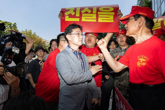 7월29일 신속 결정 요청서를 제출하기 위해 채 상병 특검 사무실을 찾은 임성근 전 해병대 1사단장을 향해 해병대 예비역 연대 회원들이 항의하고 있다. ⓒ시사IN 신선영