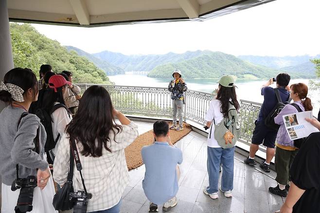 '디엠지(DMZ) 감성 축제(바이브 페스타)'에 참가한 관광객들이 주최측의 설명을 듣고있다 ⓒ 강원도 제공