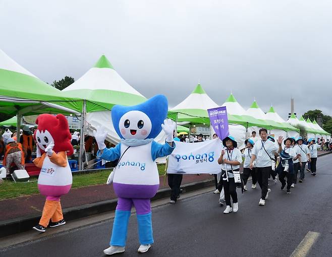 &nbsp;'제18회 제주해녀축제'에서 숨비행렬 거리퍼레이드가 펼쳐지고 있다. ⓒ경북문화관광공사&nbsp;