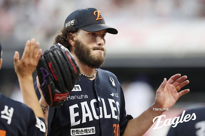 한화 코디 폰세는 20일 수원 KT전에서 5이닝 4실점을 기록하며 시즌 첫 패를 떠안았다. 17연승으로 무패 행진을 벌이던 폰세에게 처음으로 제동이 걸린 경기였다. 폰세에게 일격을 날린 타자는 신인왕 수상이 유력한 안현민. 안현민은 올해 폰세를 상대로 0.333의 상대 타율을 기록하고 있다. 사진제공｜한화 이글스