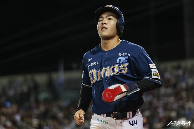 NC 김휘집(44번)이 23일 울산 롯데전에서 4타수 3안타 2타점의 맹타를 휘두르며 팀의 4-2 승리를 이끌었다.&nbsp;7회초 최원준의 안타 때 득점 후 덕아웃을 향하는 김휘집. 사진제공｜NC 다이노스