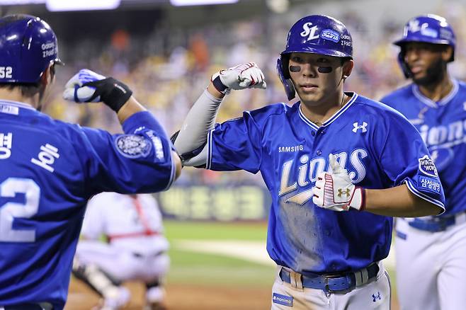 삼성 김영웅이 지난 20일 잠실 LG전에서 투런 홈런을 날리고 동료들의 축하를 받고 있다. 삼성 라이온즈 제공