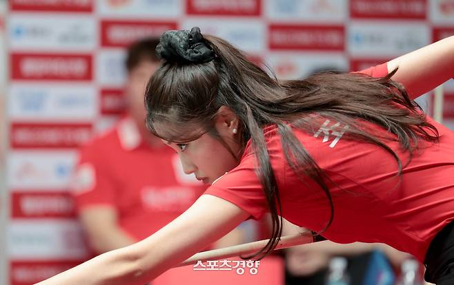 SK렌터카 조예은이 22일 오후 경기도 고양시 킨텍스 PBA 스타디움에서 열린 ‘웰컴저축은행 PBA 팀리그 2025~2026’ 3라운드 최종일 에스와이전에서 경기에 집중하고 있다. PBA 제공