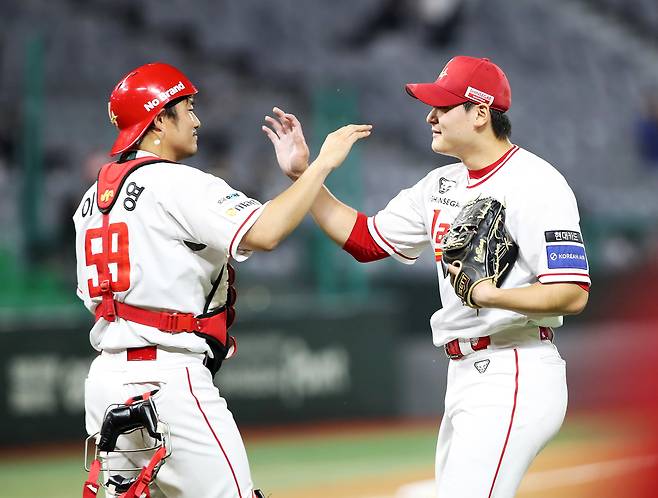 SSG 이지영(왼쪽)과 조병현. SSG랜더스 제공