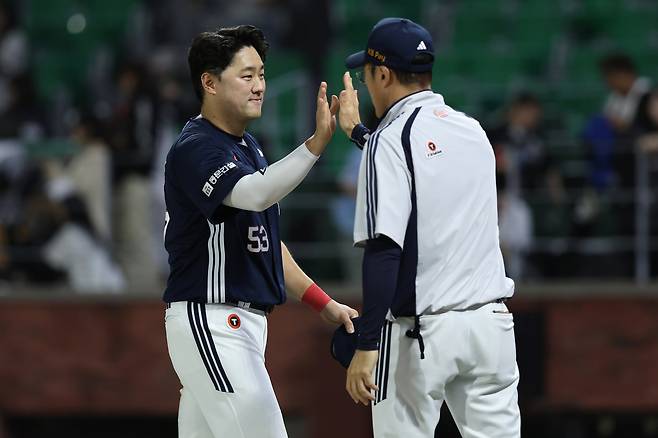 22일 인천 SSG전에서 승리한 뒤 조성환 두산 감독 대행(오른쪽)이 베테랑 양석환과 하이파이브를 하고 있다. 두산베어스 제공