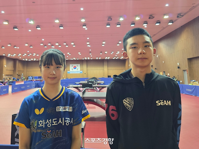 허예림(왼쪽)과 이승수가 지난 21일 진천선수촌에서 열린 2026 아시아탁구선수권대회 국가대표 2차 선발전 현장에서 기자와 만나 미래의 목표를 밝히고 있다. 황민국 기자