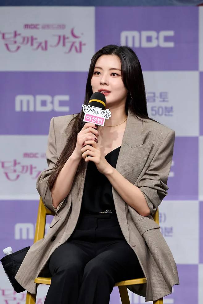 배우 이선빈이 16일 오전 서울 상암동 MBC 골든마우스홀에서 열린 MBC 새 금토극 ‘달까지 가자’ 제작발표회에 참석해 발언하고 있다. 사진 MBC