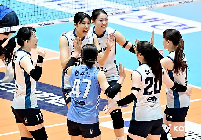 여자배구 GS칼텍스 선수들이 23일 컵대회 현대건설전 득점 후 기뻐하고 있다. KOVO 제공