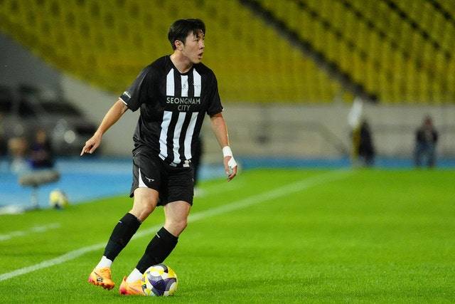 ▲ 신재원이 공을 쥐면 피치 온도가 오른다. 그의 발을 떠나 문전으로 향하는 공마다 상대 후방 긴장감이 상승한다. 이 미세한 균열을 후이즈, 이정빈, 프레이타스가 헤집어 골망을 흔든다. 성남 필승 공식이다. 12경기 무패(7승 5무) 행진 주동력이다. ⓒ 성남 FC