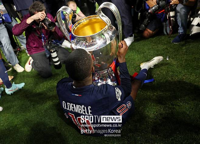 ▲ 뎀벨레는 라민 야말과 2파전이 예상됐는데 2025년 발롱도르 수상을 품에 안으며 세계 최고의 선수가 됐다. 실제 지난 시즌 파리 생제르맹이 유럽 정상을 밟는데 압도적인 활약을 보였기에 발롱도르 수상이 유력했다. 결국 발롱도르를 품에 안으며 도르트문트, 바르셀로나 시절 ‘금쪽이’에서 최고의 선수로 ‘환골탈태’했다.