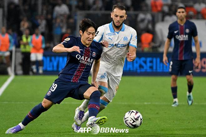 23일(한국시간) 프랑스 마르세유의 오렌지 벨로드롬에서 열린 2025~2026 프랑스 리그1 5라운드 원정경기 마르세유전에 교체로 출전한 파리 생제르맹(PSG) 이강인. /AFPBBNews=뉴스1