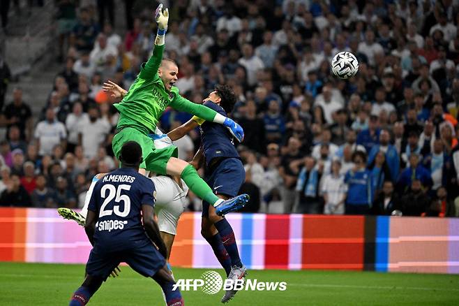 23일(한국시간) 프랑스 마르세유의 오렌지 벨로드롬에서 열린 2025~2026 프랑스 리그1 5라운드 원정경기 마르세유전에서 전반 5분 만에 선제 실점을 허용한 파리 생제르맹(PSG). /AFPBBNews=뉴스1