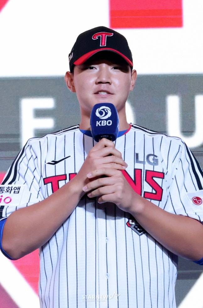 '2026 KBO 신인 드래프트'가 17일 서울 송파구 롯데호텔 월드 크리스탈볼룸에서 열렸다.  양우진(경기항공고)가 전체 8순위로 LG에 지명된 후 소감을 밝히고 있다. /사진=김진경 대기자