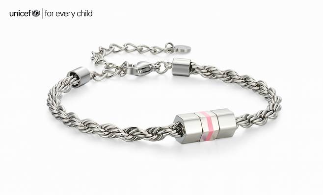 유니세프 한국위원회와 SM엔터테인먼트 사회공헌협약 10주년을 기념해 제작된 '핑크 블러드(Pink Blood)' 참으로 구성된 '유니세프 팀' 팔찌 /사진제공=유니세프 한국위원회