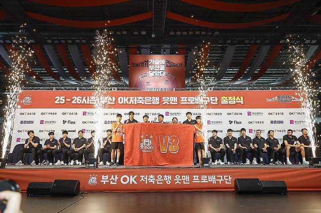 OK 읏맨 배구단 우승 기원 응원 메시지를 들고 기념 촬영 중인 OK저축은행 정길호 대표이사와 OK 읏맨 배구단 신영철 감독, 이민규, 부용찬, 전광인. /사진=OK저축은행 배구단 제공