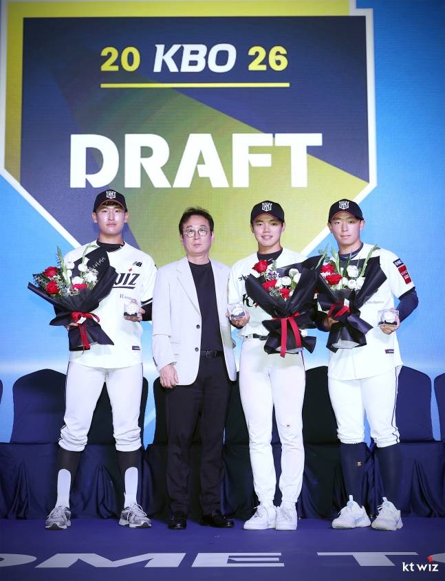 2026 KBO 신인드래프트에서 KT 위즈에 지명된 선수들이 나도현 KT 단장과 기념사진을 찍고 있다. 왼쪽부터 1라운드 박지훈(전주고), 나도현 단장, 4라운드 임상우(단국대), 2라운드 이강민(유신고).  /사진=KT 위즈 제공
