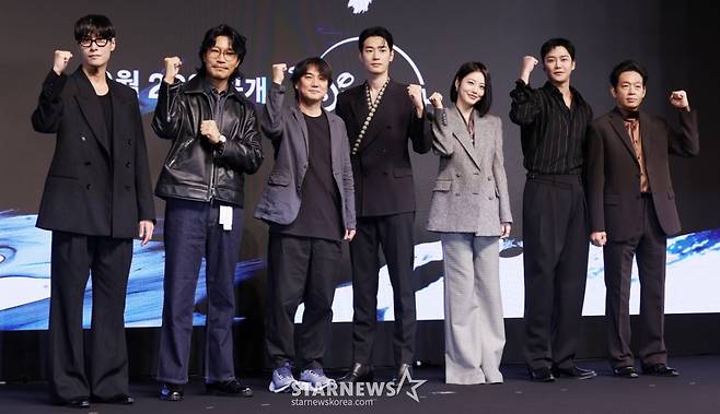 배우 김동원, 최귀화, 추창민 감독, 배우 박서함, 신예은, 로운, 박지환이 23일 서울 강남구 엘리에나호텔에서 열린 디즈니+ '탁류' 제작발표회에 참석해 포즈를 취하고 있다. /2025.09.23 /사진=김휘선 hwijpg@