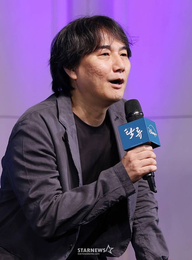 추창민 감독이 23일 서울 강남구 엘리에나호텔에서 열린 디즈니+ '탁류' 제작발표회에 참석해 질의응답을 하고 있다. /2025.09.23 /사진=김휘선 hwijpg@