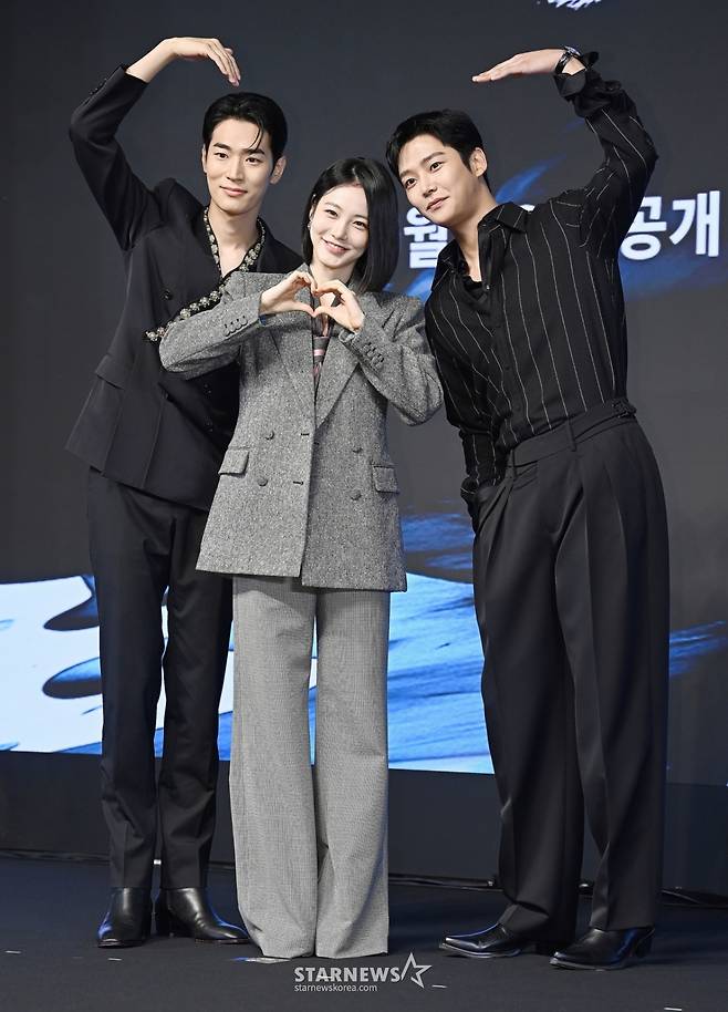 배우 박서함, 신예은, 로운이 23일 서울 강남구 엘리에나호텔에서 열린 디즈니+ '탁류' 제작발표회에 참석해 포즈를 취하고 있다. /2025.09.23 /사진=김휘선 hwijpg@