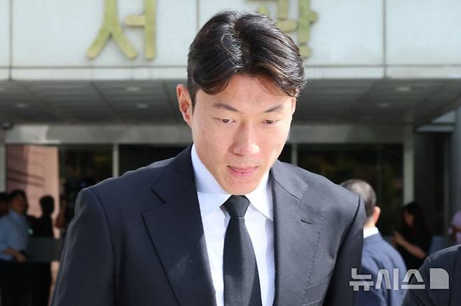 축구선수 황의조가 4일 오후 서울 서초구 서울중앙지방법원에서 열린 불법촬영 등 혐의 항소심 선고를 마치고 법원을 나서고 있다. /사진=뉴시스