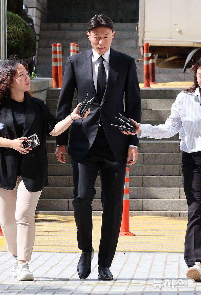 축구선수 황의조가 4일 오후 서울 서초구 서울중앙지방법원에서 열린 불법촬영 등 혐의 항소심 선고기일에 출석하고 있다. /사진=뉴시스