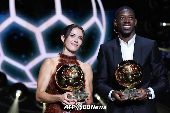 2025 발롱도르 시상식에서 3년 연속 여자 발롱도르상을 수상한 아이타나 본마티(왼쪽)와 남자 발롱도르 영예를 안은 우스만 뎀벨레. /AFPBBNews=뉴스1