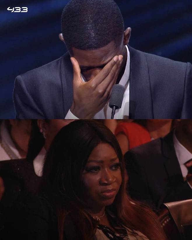 23일(한국시간) 프랑스 파리의 샤틀레 극장에서 진행된 2025 발롱도르 시상식에서 발롱도르 수상 소감을 밝히다 눈물을 흘리고 있는 우스만 뎀벨레(위)와 그의 어머니. /사진=433 SNS 캡처