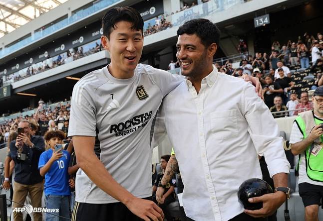 아스널에서도 뛰었던 멕시코 국가대표 출신 카를로스 벨라(오른쪽)가 손흥민과 인사를 하고 있다. /AFPBBNews=뉴스1